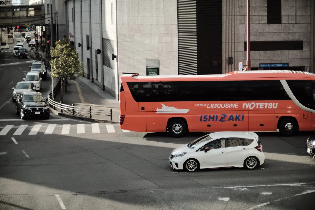 Micro-ônibus Iveco Daily 70C17 Executivo 2017 à venda em Vitória - ES