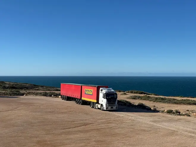 Caminhão Truck Mercedes-Benz Atego 2426 Baú 6x2 2019 em Curitiba - PR
