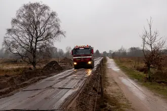 Foto 1 — Caminhão 3/4 Mercedes-Benz Accelo 1016 Baú 4x2 2020
