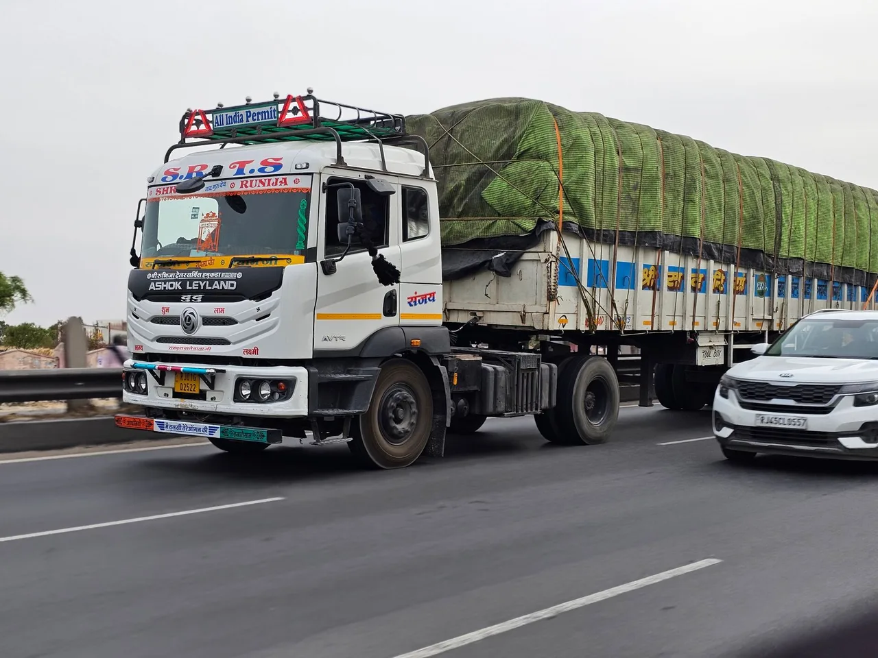 Caminhão no Chassi Iveco Tector 24-300 no chassi 6x2 2021 em Goiânia - GO