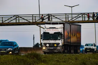 Foto 3 — Caminhão Caçamba Mercedes-Benz Axor 3131 Caçamba 8x4 2019